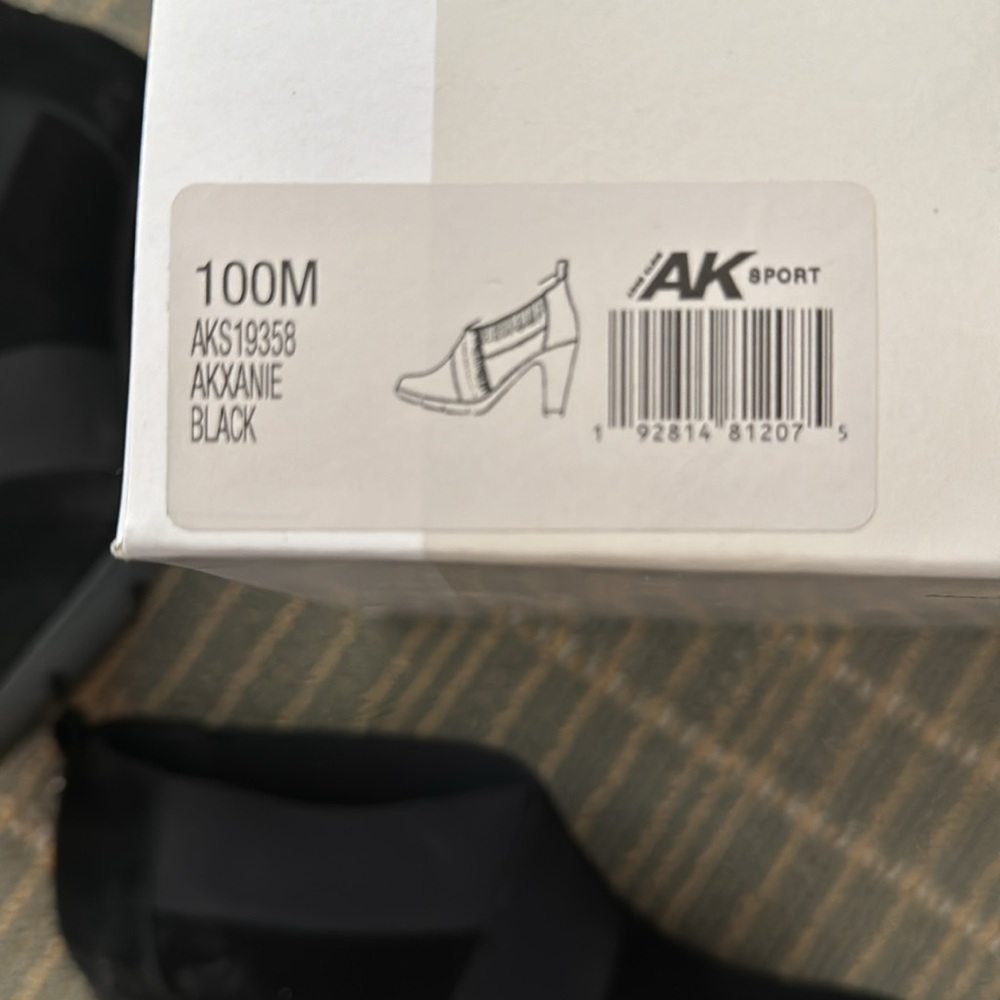 Anne Klein shooties black suede w elastic at instep - Picture 4 of 4